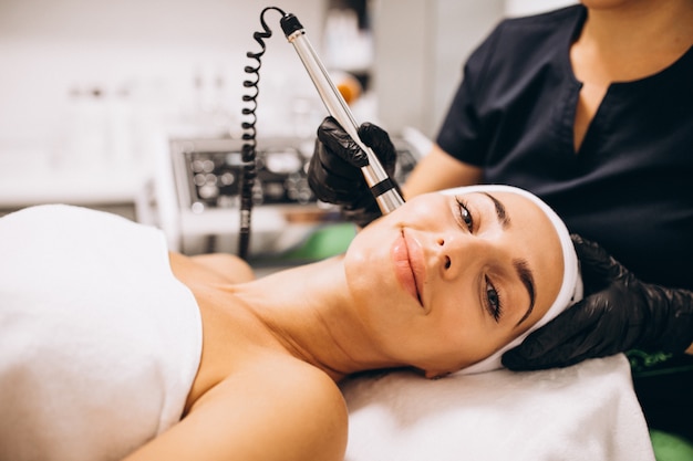 Foto gratuita mujer haciendo procedimientos de belleza en un salón de belleza