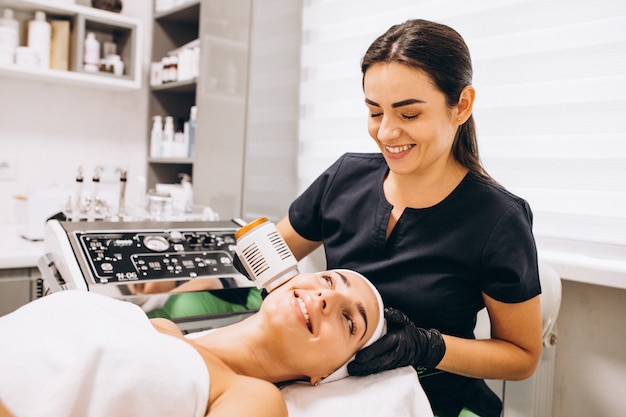 Mujer haciendo procedimientos de belleza en un salón de belleza