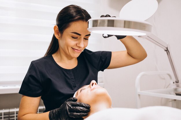 Mujer haciendo procedimientos de belleza en un salón de belleza