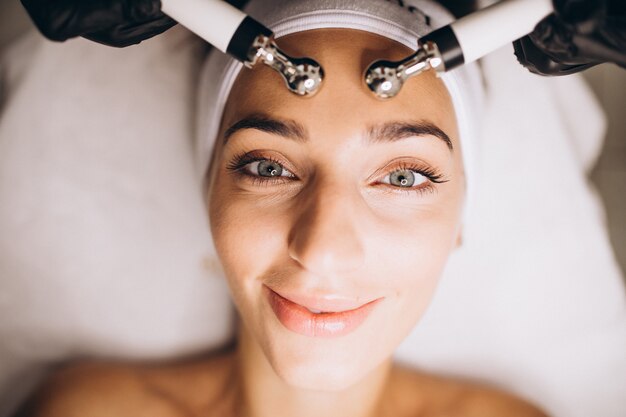 Mujer haciendo procedimientos de belleza en un salón de belleza