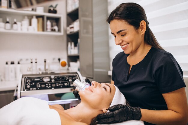 Mujer haciendo procedimientos de belleza en un salón de belleza