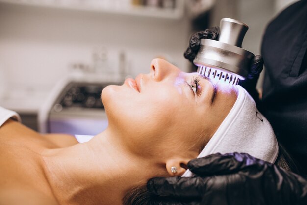 Mujer haciendo procedimientos de belleza en un salón de belleza