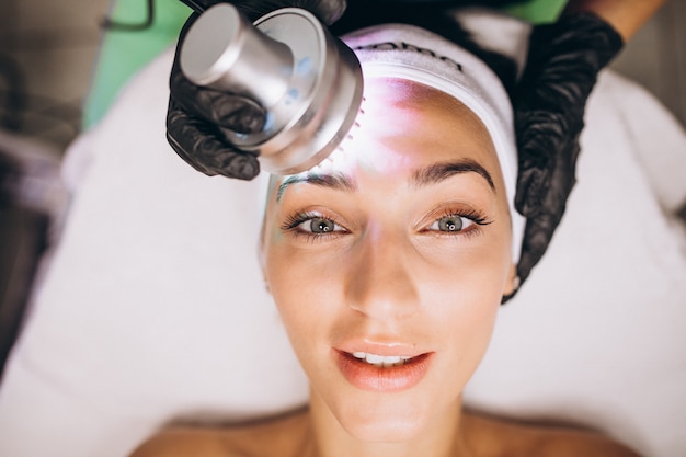 Mujer haciendo procedimientos de belleza en un salón de belleza