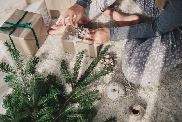 Mujer haciendo regalos de Navidad en casa