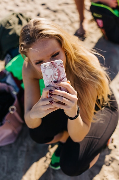 Foto gratuita mujer haciendo selfie en la playa