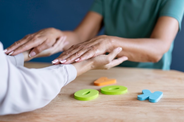 Foto gratuita mujer haciendo una sesión de terapia ocupacional con un psicólogo