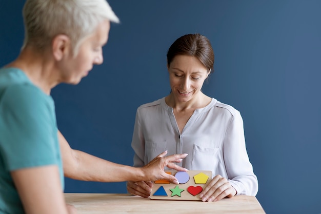 Mujer haciendo una sesión de terapia ocupacional con un psicólogo