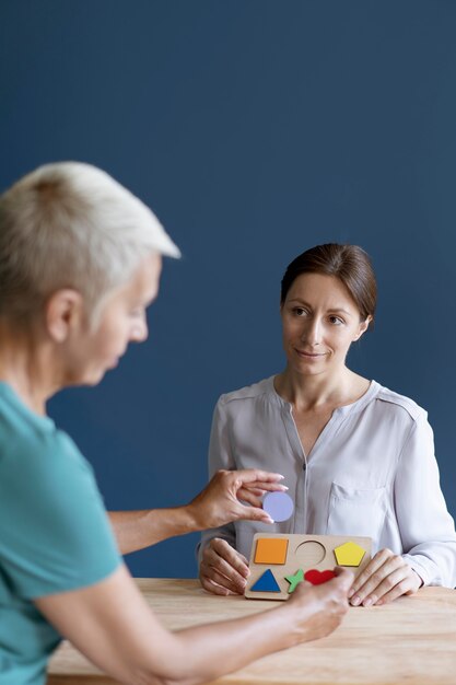 Mujer haciendo una sesión de terapia ocupacional con un psicólogo