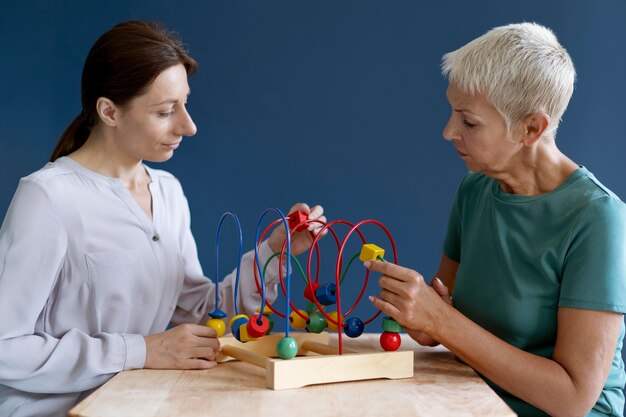 Mujer haciendo una sesión de terapia ocupacional con un psicólogo