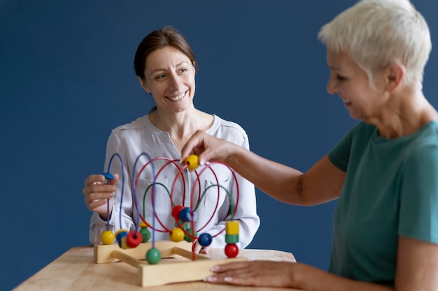 Foto gratuita mujer haciendo una sesión de terapia ocupacional con un psicólogo