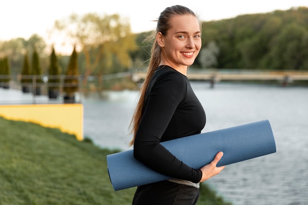 Foto gratuita mujer haciendo su entrenamiento al aire libre solo