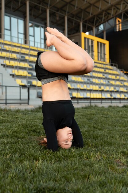 Mujer haciendo su entrenamiento al aire libre