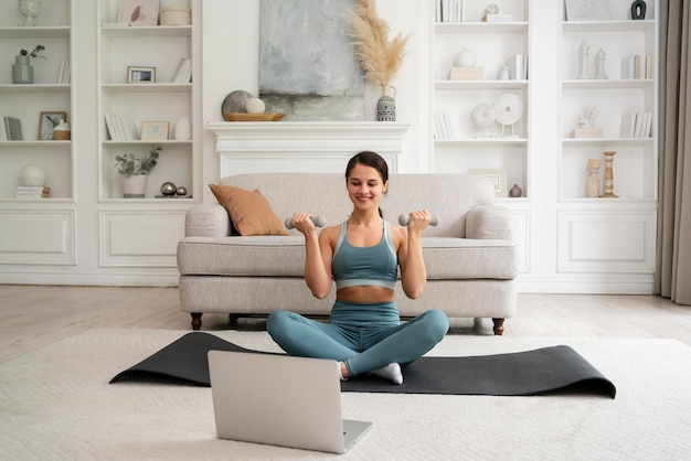 Foto gratuita mujer haciendo su entrenamiento en casa