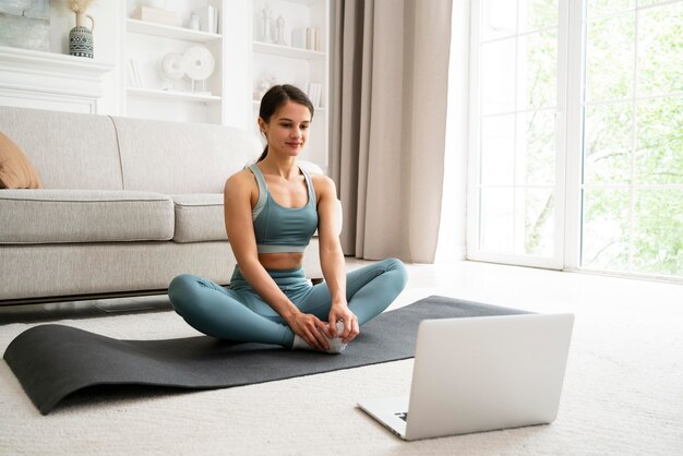 Mujer haciendo su entrenamiento en casa