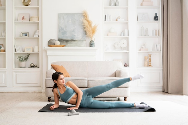 Mujer haciendo su entrenamiento en casa