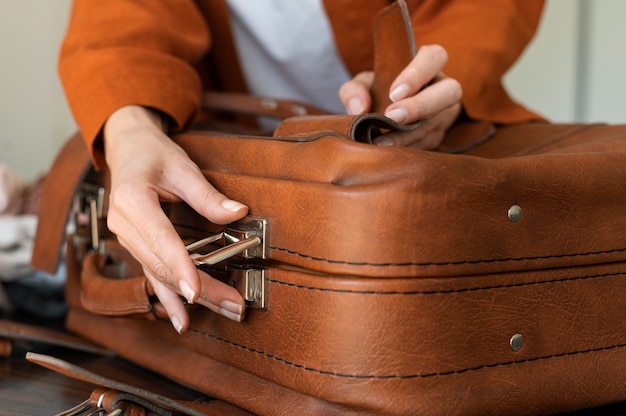 Mujer haciendo su equipaje para las próximas vacaciones