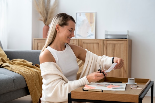 Mujer haciendo tablero de visión plano medio