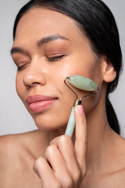 Mujer haciendo tratamientos de belleza y cuidado