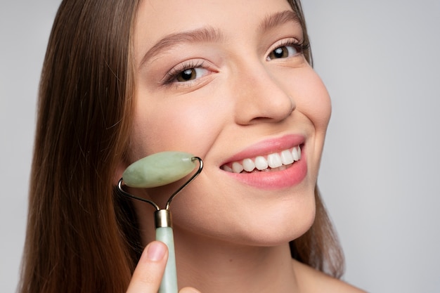 Mujer haciendo tratamientos de belleza y cuidado