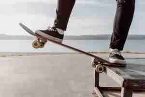 Foto gratuita mujer haciendo trucos de patineta de cerca