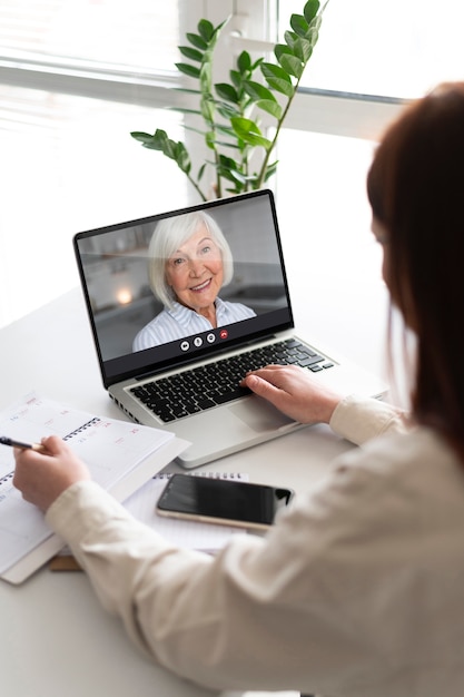 Foto gratuita mujer haciendo una videollamada en interiores