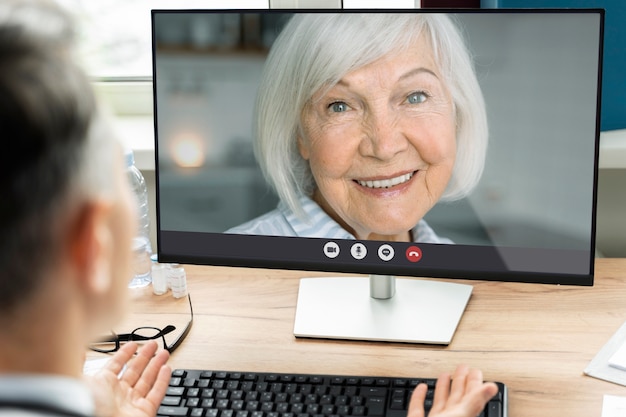 Mujer haciendo una videollamada en interiores