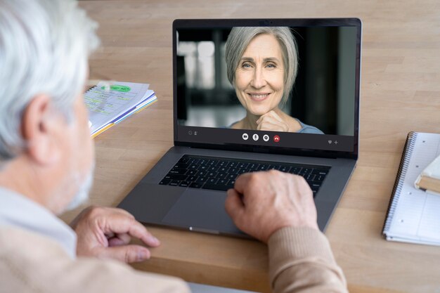 Mujer haciendo una videollamada en interiores