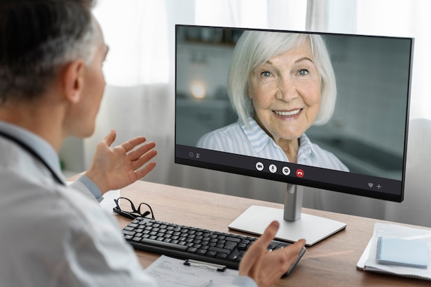 Mujer haciendo una videollamada en interiores