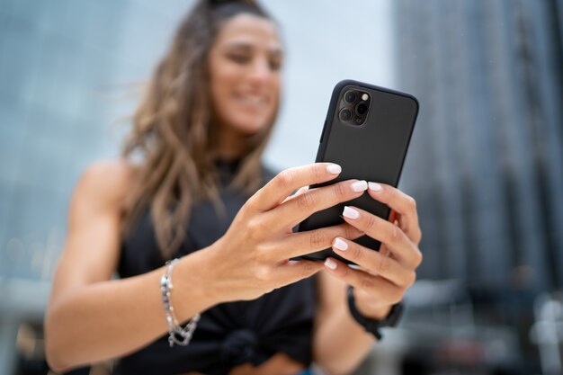 Mujer haciendo una videollamada