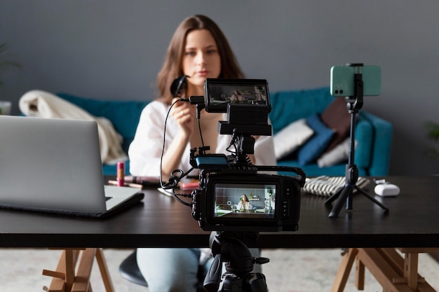 Mujer haciendo un vlog de belleza con su cámara profesional