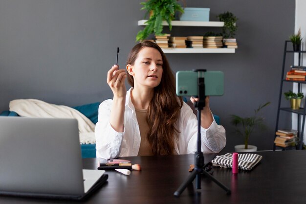 Mujer haciendo un vlog de belleza con su smartphone