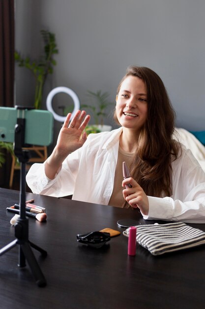 Mujer haciendo un vlog de belleza con su smartphone