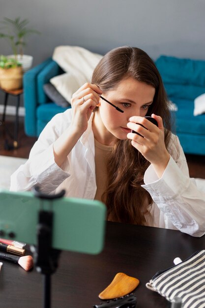 Mujer haciendo un vlog de belleza con su smartphone