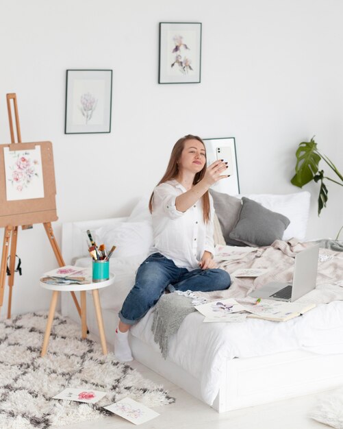 Mujer haciendo un vlog en vivo en su teléfono