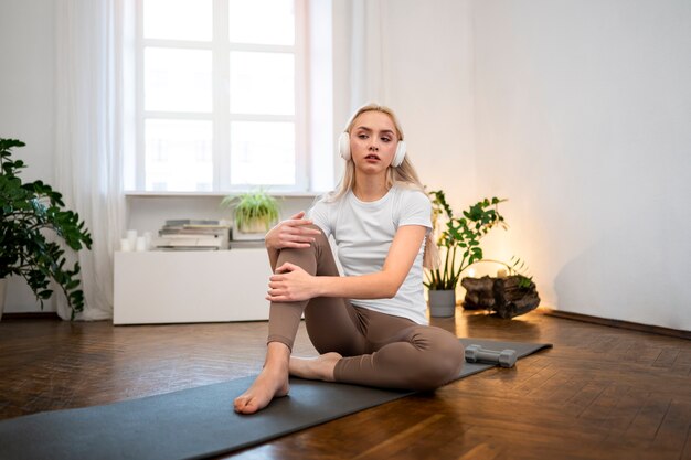 Mujer haciendo yoga acompañada de su mascota