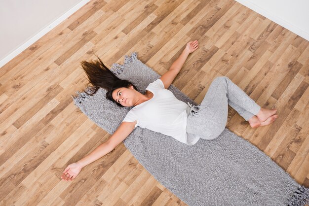 Mujer haciendo yoga en casa