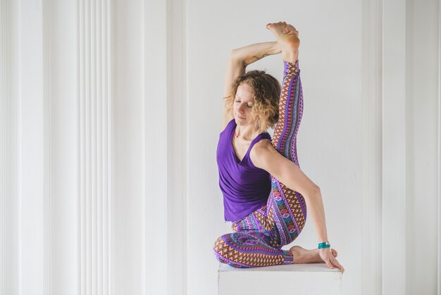 Mujer haciendo yoga en cubo