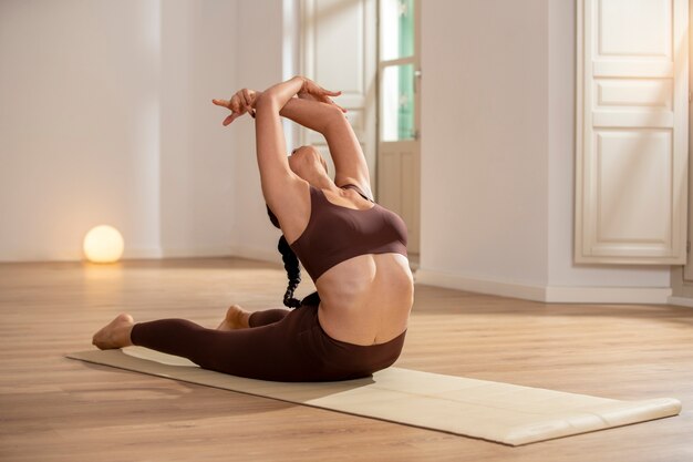 Mujer haciendo yoga para limpiar chakra