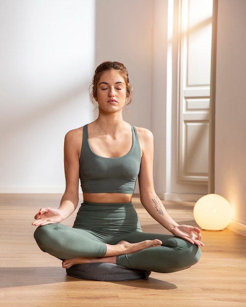 Mujer haciendo yoga para limpiar chakra