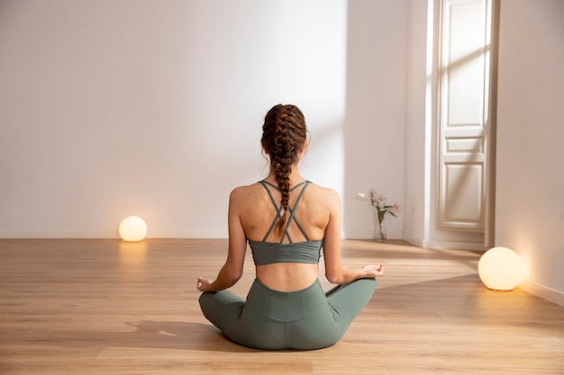 Mujer haciendo yoga para limpiar chakra