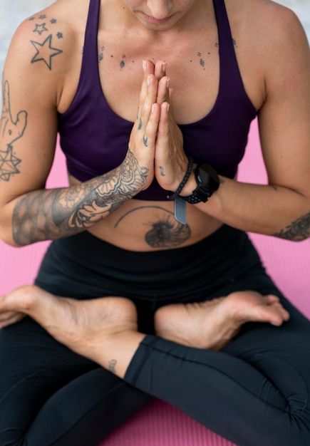 Mujer haciendo yoga en mat