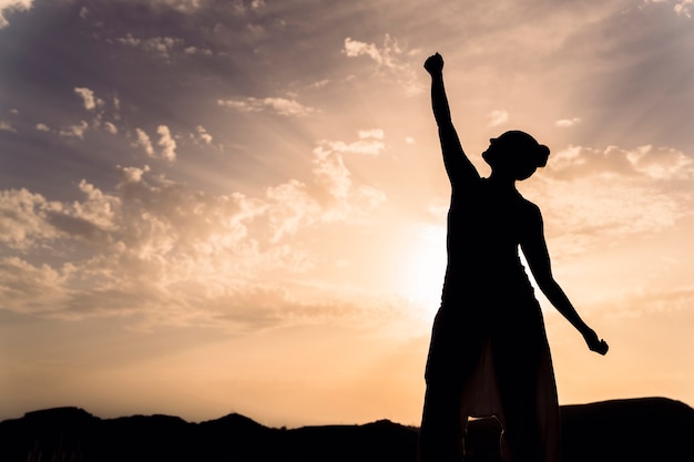 Mujer haciendo yoga en las sombras