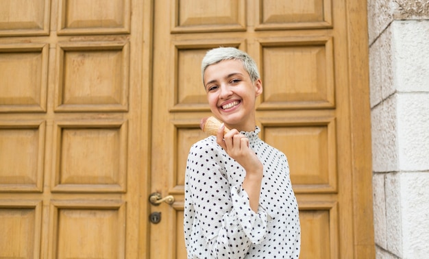 Mujer con helado y camisa blanca