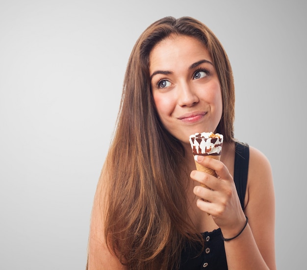 Foto gratuita mujer con un helado