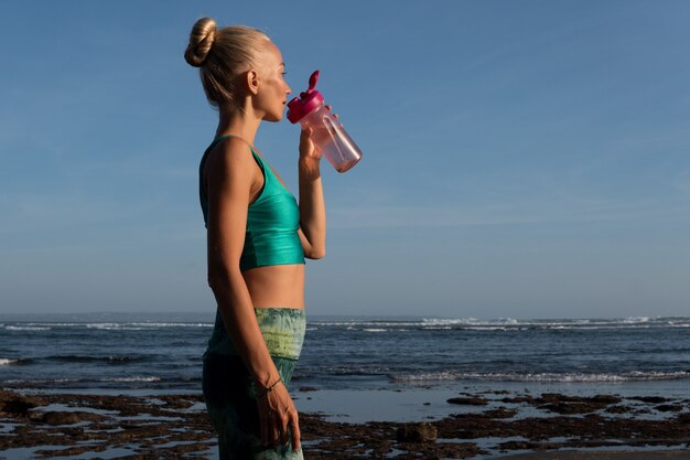 Mujer hermosa, agua potable