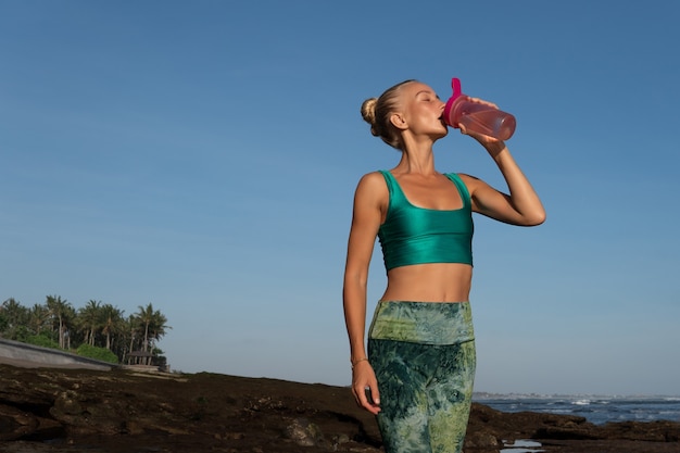 Mujer hermosa, agua potable