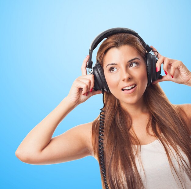 Mujer hermosa con los auriculares grandes.