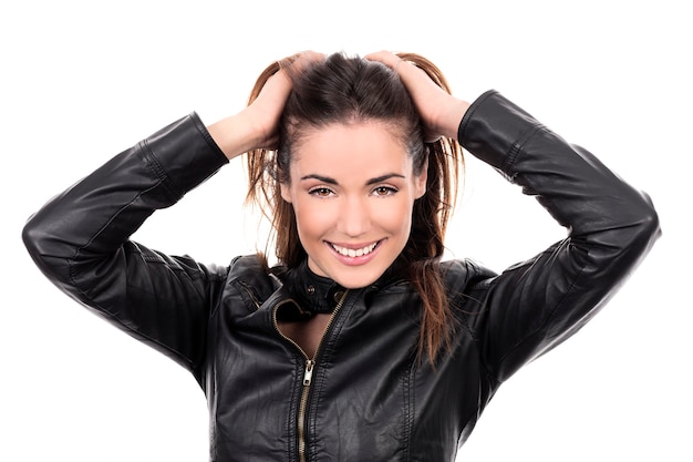 Mujer hermosa de cabello castaño con la mano en el cabello