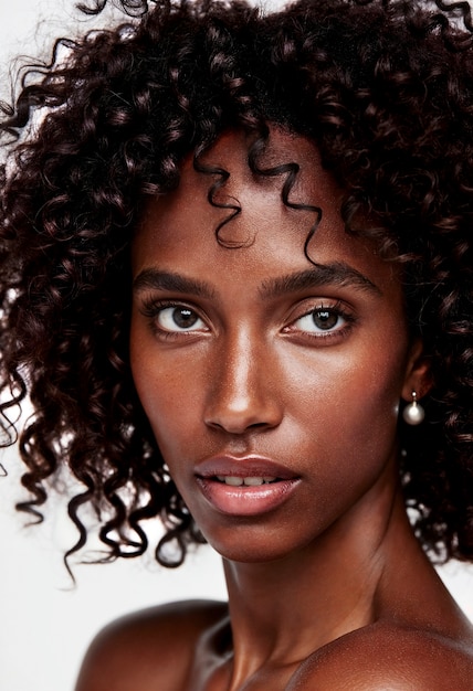 Mujer hermosa con el cabello rizado