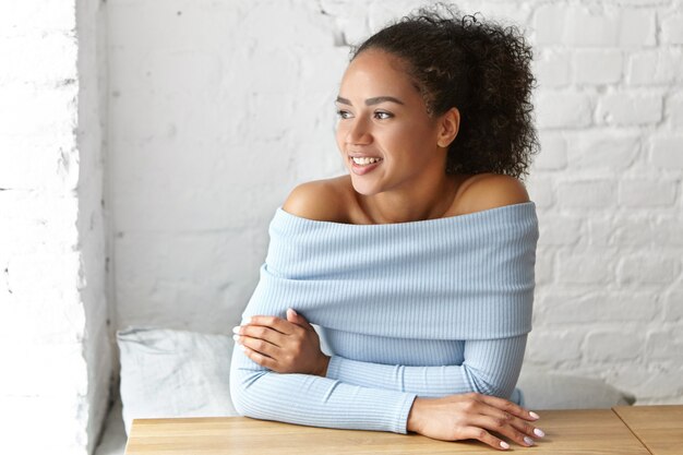 Mujer hermosa en un café